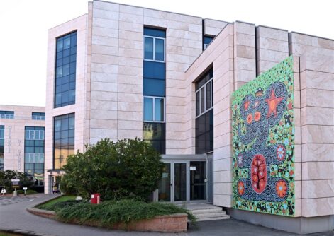 Ospedale di giorno graffiti